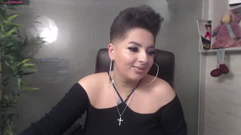 Snapshot of allyiah chatting on December 1, 8:42 pm         online show from December 1, 8:42 pm