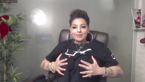 Snapshot of allyiah chatting on December 4, 1:47 am         online show from December 4, 1:47 am