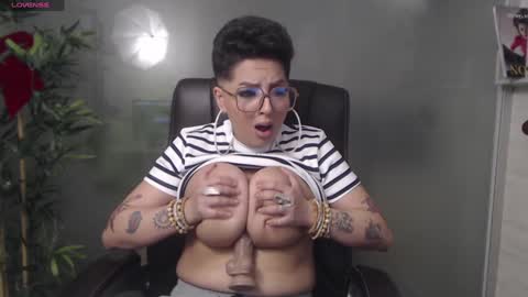 Snapshot of allyiah chatting on December 4, 11:13 pm         online show from December 4, 11:13 pm