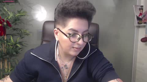 Snapshot of allyiah chatting on December 12, 11:58 pm         online show from December 12, 11:58 pm