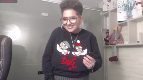 Snapshot of allyiah chatting on December 13, 9:41 pm         online show from December 13, 9:41 pm