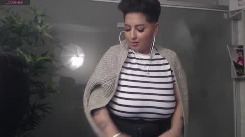 Snapshot of allyiah chatting on December 15, 1:02 am         online show from December 15, 1:02 am