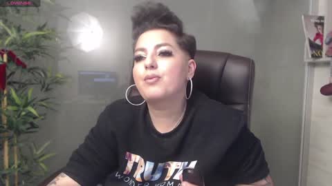 Snapshot of allyiah chatting on December 17, 12:45 am         online show from December 17, 12:45 am