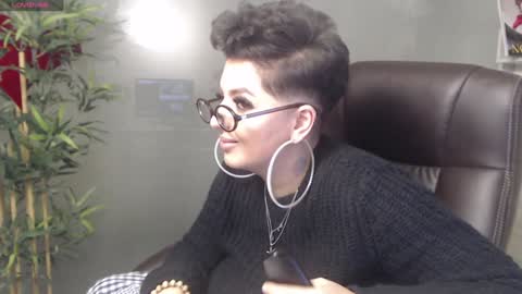 Snapshot of allyiah chatting on December 19, 1:50 am         online show from December 19, 1:50 am