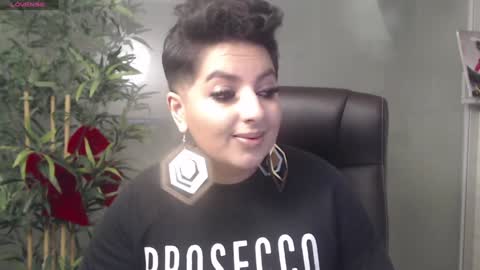 Snapshot of allyiah chatting on December 19, 11:35 pm         online show from December 19, 11:35 pm