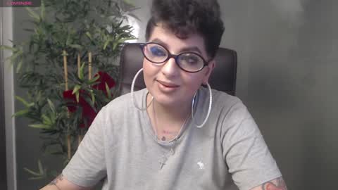 Snapshot of allyiah chatting on December 20, 10:22 pm         online show from December 20, 10:22 pm