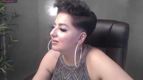 Snapshot of allyiah chatting on December 22, 1:34 am         online show from December 22, 1:34 am