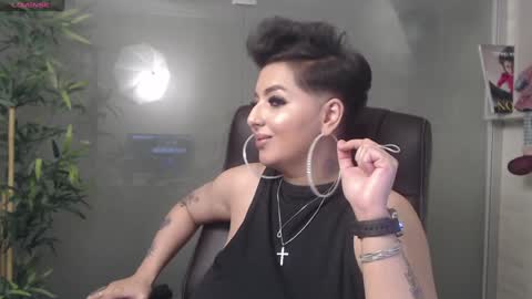 Snapshot of allyiah chatting on December 23, 1:18 am         online show from December 23, 1:18 am