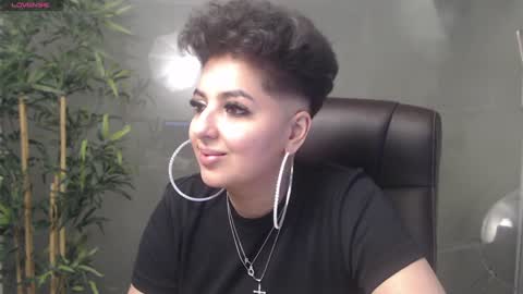 Snapshot of allyiah chatting on December 24, 1:27 am         online show from December 24, 1:27 am