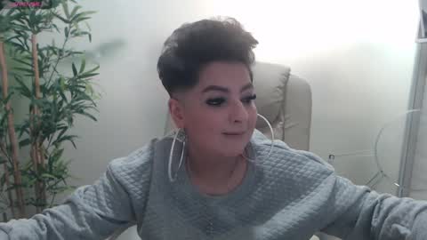 Snapshot of allyiah chatting on December 25, 10:27 pm         online show from December 25, 10:27 pm