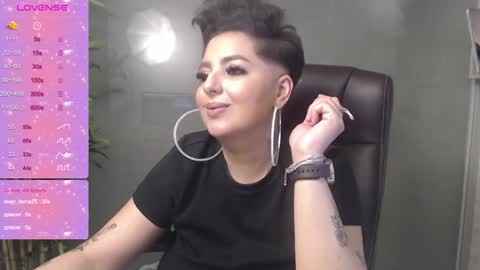 Snapshot of allyiah chatting on December 28, 1:18 am         online show from December 28, 1:18 am