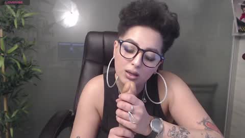 Snapshot of allyiah chatting on January 3, 10:29 pm         online show from January 3, 10:29 pm