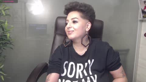 Snapshot of allyiah chatting on January 7, 12:13 am         online show from January 7, 12:13 am