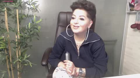 Snapshot of allyiah chatting on January 7, 9:35 pm         online show from January 7, 9:35 pm