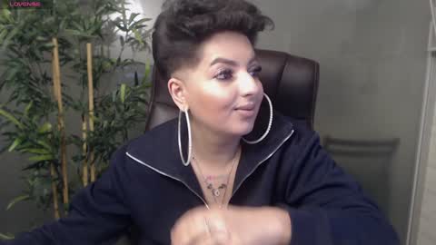 Snapshot of allyiah chatting on January 8, 12:38 am         online show from January 8, 12:38 am