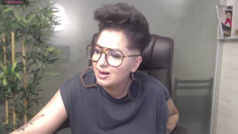 Snapshot of allyiah chatting on January 11, 1:37 am         online show from January 11, 1:37 am