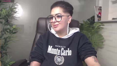 Snapshot of allyiah chatting on January 12, 1:32 am         online show from January 12, 1:32 am