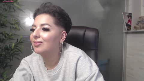 Snapshot of allyiah chatting on January 16, 12:23 am         online show from January 16, 12:23 am