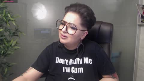 Snapshot of allyiah chatting on January 17, 12:10 am         online show from January 17, 12:10 am