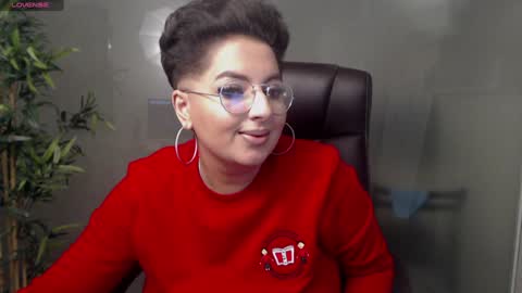 Snapshot of allyiah chatting on January 19, 12:28 am         online show from January 19, 12:28 am