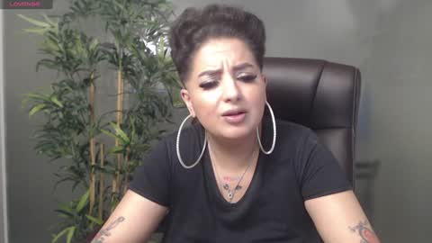 Snapshot of allyiah chatting on January 23, 12:14 am         online show from January 23, 12:14 am