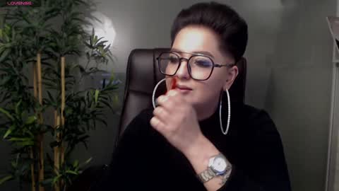 Snapshot of allyiah chatting on January 29, 1:16 am         online show from January 29, 1:16 am