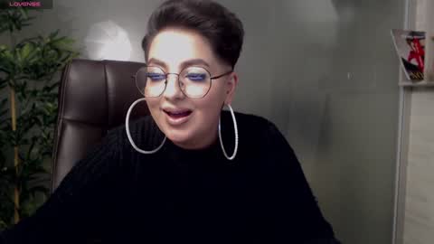 Snapshot of allyiah chatting on February 2, 1:23 am         online show from February 2, 1:23 am