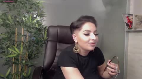 Snapshot of allyiah chatting on February 12, 12:48 am         online show from February 12, 12:48 am