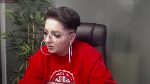 Snapshot of allyiah chatting on February 15, 1:53 am         online show from February 15, 1:53 am