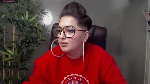 Snapshot of allyiah chatting on February 18, 12:15 am         online show from February 18, 12:15 am