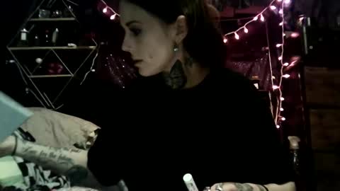 allymoon1369 online show from April 1, 12:11 am