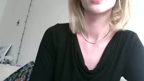 Snapshot of allyoursss1212 chatting on June 8, 1:39 am Ally Girl In Her Ally World online show from June 8, 1:39 am