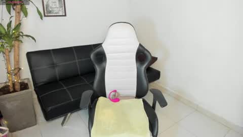 allyssann online show from April 22, 9:38 pm