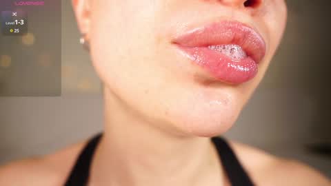 Snapshot of alma_yammy chatting on January 10, 8:26 pm Alma online show from January 10, 8:26 pm