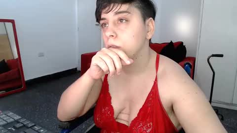 Snapshot of almondonwheels chatting on December 4, 9:24 pm Almond online show from December 4, 9:24 pm