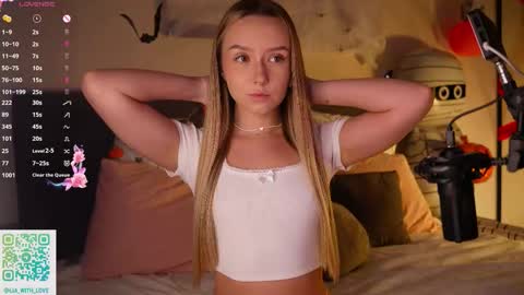 Snapshot of alodiaacomb chatting on October 29, 3:42 am Lia online show from October 29, 3:42 am