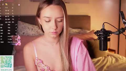 Snapshot of alodiaacomb chatting on November 21, 3:27 am Lia online show from November 21, 3:27 am