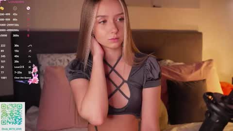 Snapshot of alodiaacomb chatting on November 22, 3:27 am Lia online show from November 22, 3:27 am