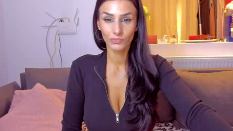 Snapshot of alphaqueenx chatting on November 16, 10:10 am Michelle online show from November 16, 10:10 am