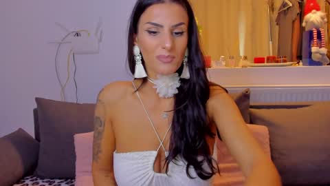 Snapshot of alphaqueenx chatting on November 24, 10:37 am Michelle online show from November 24, 10:37 am