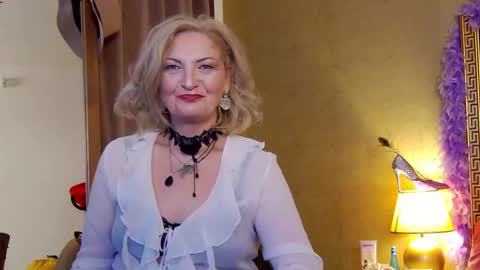 Snapshot of alura_jenson_ chatting on June 4, 9:10 pm Alura Jenson online show from June 4, 9:10 pm