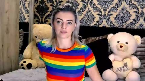 Snapshot of alyblonde chatting on December 19, 8:56 am aly online show from December 19, 8:56 am