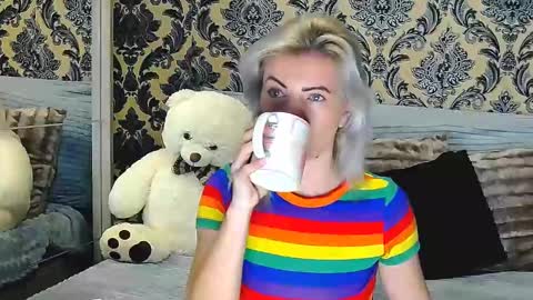 Snapshot of alyblonde chatting on March 1, 8:23 am aly online show from March 1, 8:23 am