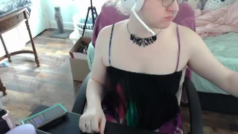 alyxiabewbs online show from April 23, 7:16 pm