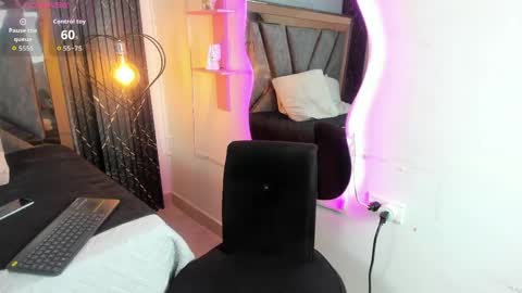 Snapshot of amaia_a chatting on May 31, 1:29 pm amaia_a online show from May 31, 1:29 pm