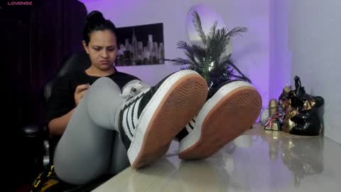 Snapshot of amaia_bushida chatting on October 19, 2:12 am anny online show from October 19, 2:12 am