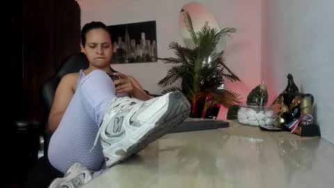 Snapshot of amaia_bushida chatting on October 23, 2:11 am anny online show from October 23, 2:11 am