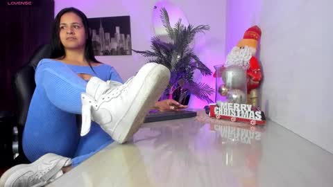 Snapshot of amaia_bushida chatting on November 27, 2:13 am anny online show from November 27, 2:13 am