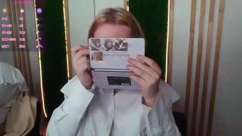 Snapshot of amanda_butlerr chatting on June 27, 12:22 pm Hi im Amanda online show from June 27, 12:22 pm