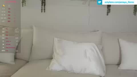 Snapshot of amaya_floress chatting on October 18, 9:37 pm amaya_floress online show from October 18, 9:37 pm